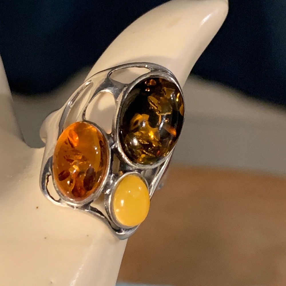 Beautiful sterling ring    various stones.
